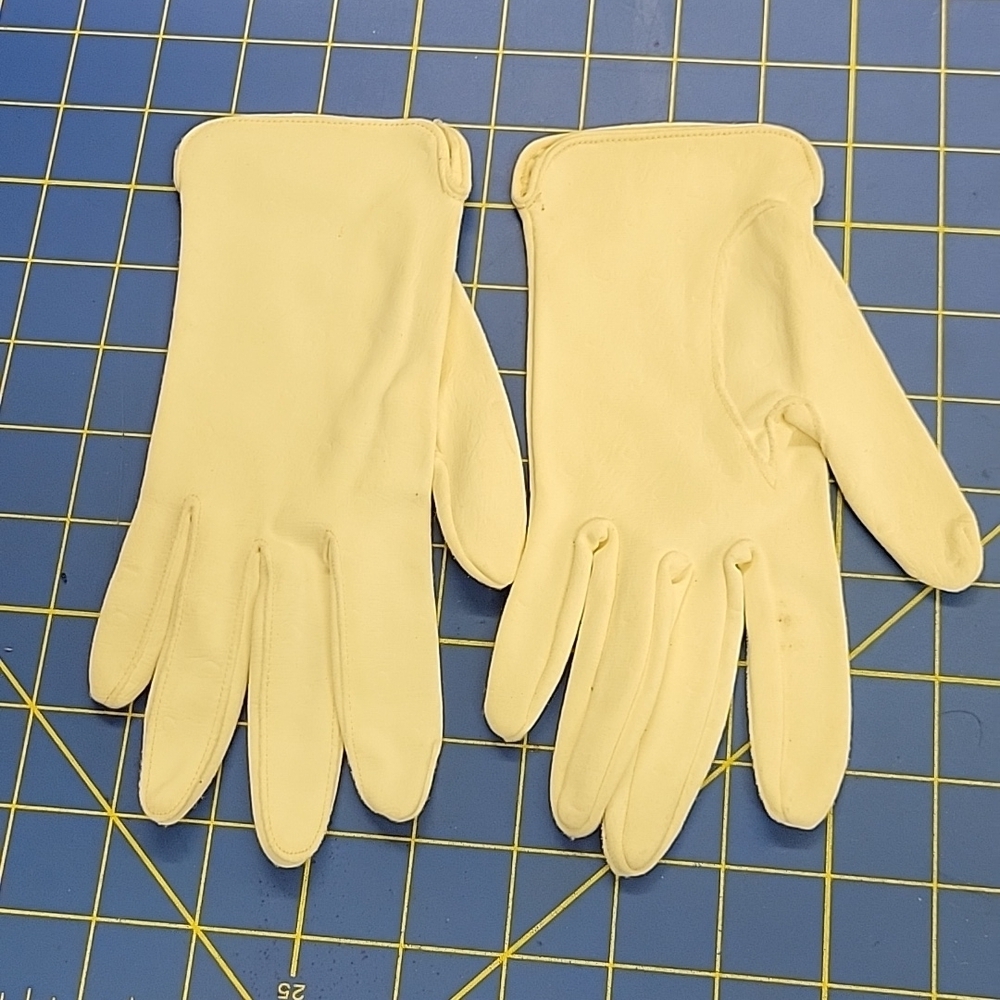 Vintage Creamy White Ladies Gloves 8.5" Cuff to Finger Tips - Picture 1 of 6